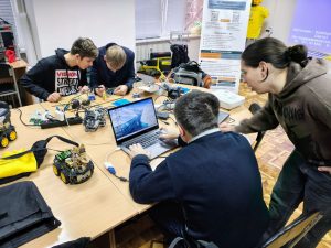 Гурток з Робототехніки продовжує працювати! Гурток з Робототехніки продовжує працювати!
