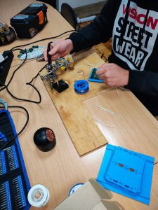 Гурток з Робототехніки продовжує працювати! Гурток з Робототехніки продовжує працювати!