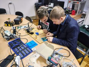 Гурток з Робототехніки продовжує працювати! Гурток з Робототехніки продовжує працювати!